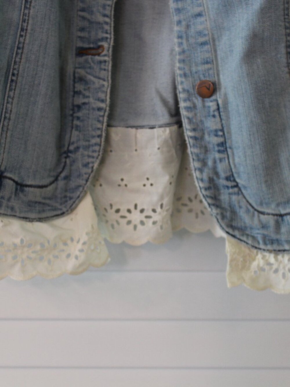 Venezia Women Size 18/20 Light-wash Denim Jacket with white lace-trim underlay - Picture 2 of 4
